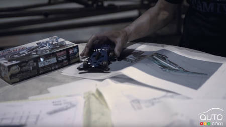 Une voiture jouet de Tamiya en taille réelle