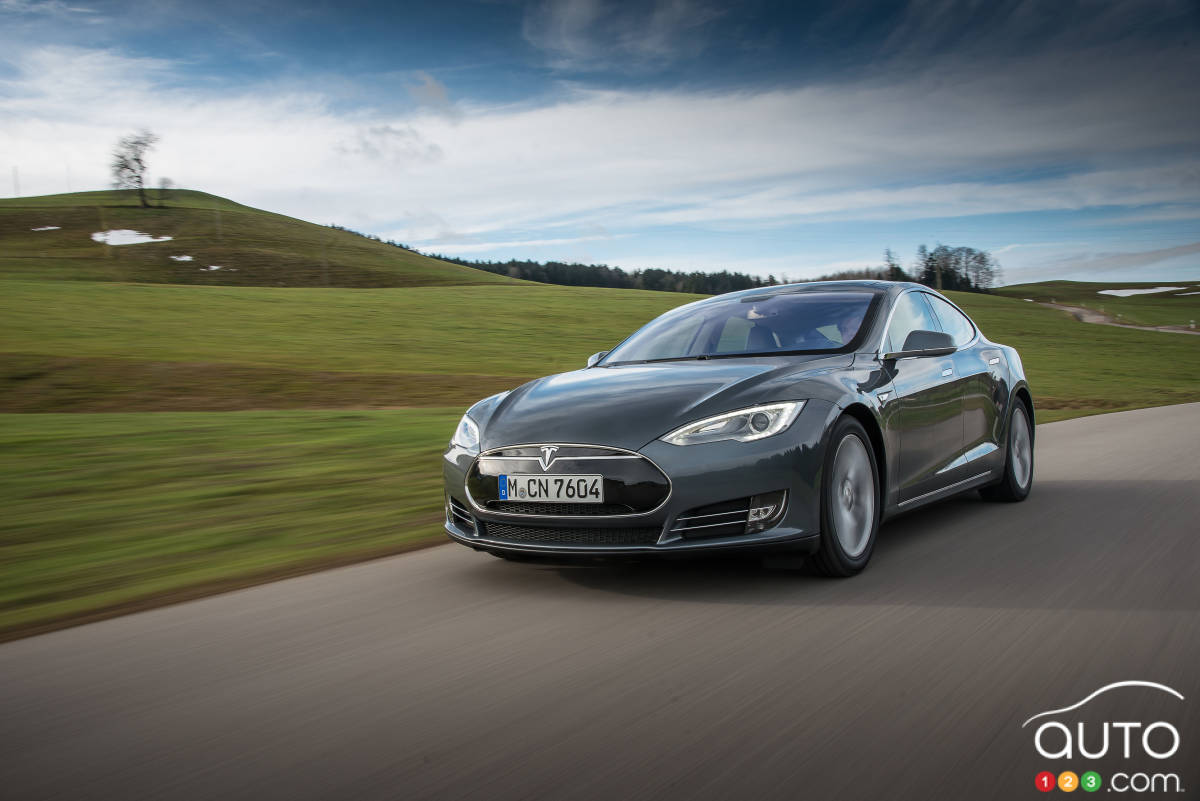 Autopilotage de Tesla : prudence, ce n’est pas une conduite 100 % autonome!
