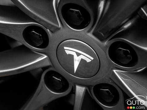 Elon Musk defends Tesla on Twitter