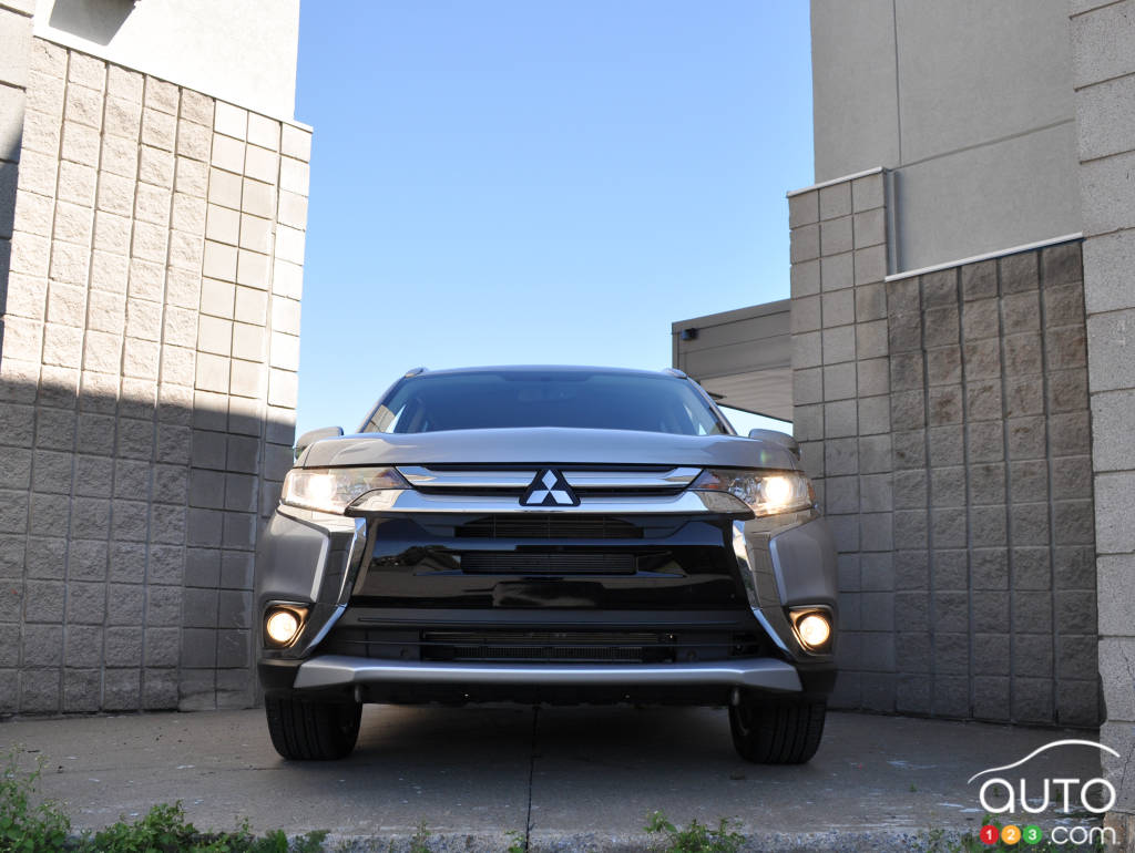 Mitsubishi Outlander ES AWC 2016