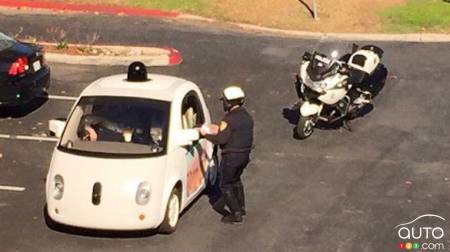 Une voiture autonome Google arrêtée car elle ne roulait pas assez vite!