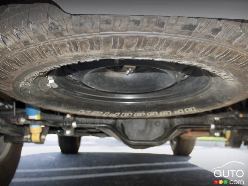 Pneu de secours sous un Nissan XTerra 2012