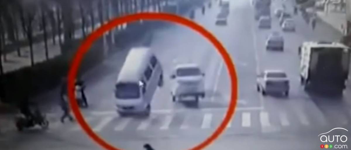 Des véhicules s’envolent presque à cette intersection en Chine!