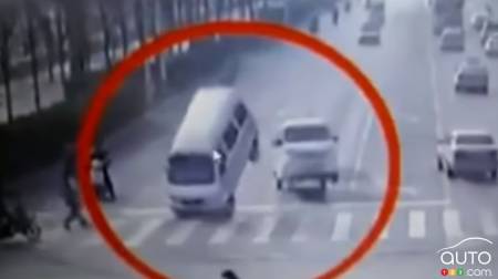 Des véhicules s’envolent presque à cette intersection en Chine!