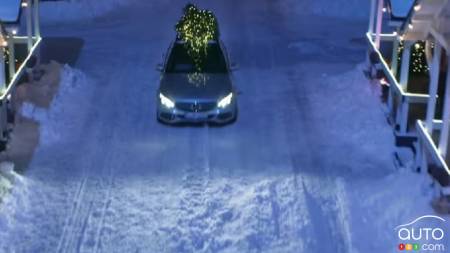 La Mercedes-Benz C 350e enfichable dans une publicité de Noël