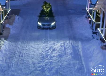La Mercedes-Benz C 350e enfichable dans une publicité de Noël