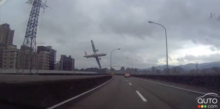 Plane crash in Taipei caught by dashboard camera