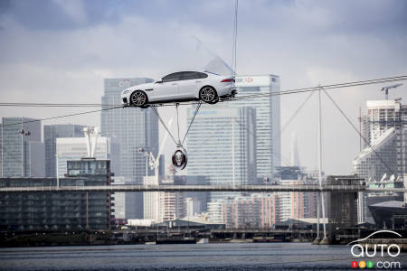 New 2016 Jaguar XF stuns London crowd Cirque du Soleil-style! (video)