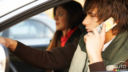 Cellulaire au volant : 4 points d’inaptitude, est-ce assez sévère?