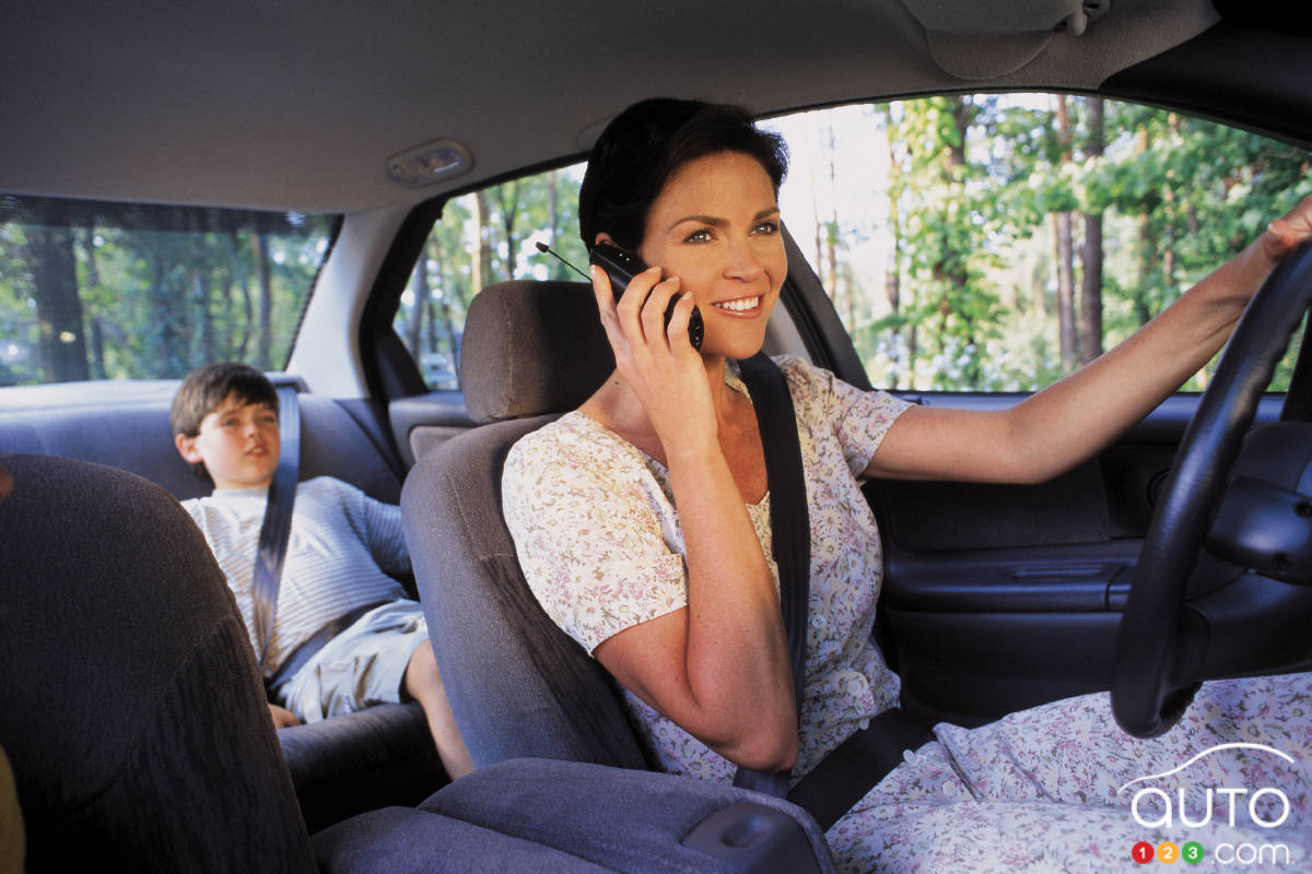 Cellulaire au volant: 91 % des parents l’utilisent devant leur ado