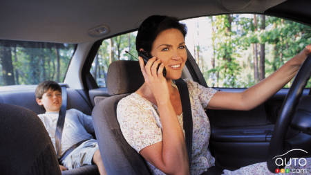 Cellulaire au volant: 91 % des parents l’utilisent devant leur ado