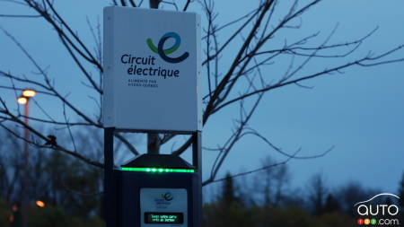 Circuit électrique: une borne de recharge pour Racine
