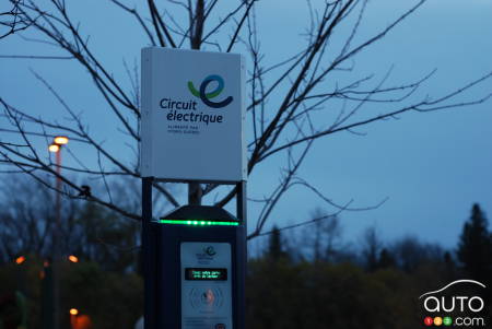 Circuit électrique: une borne de recharge pour Racine