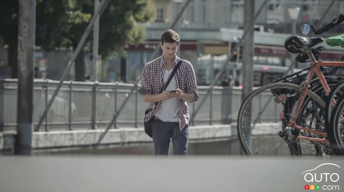 Pedestrians who text should watch this shocking ad