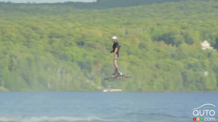 Un Canadien établit un record Guinness en Hoverboard