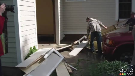 Son rêve : défoncer une porte de garage en conduisant… il l’a fait à 91 ans!