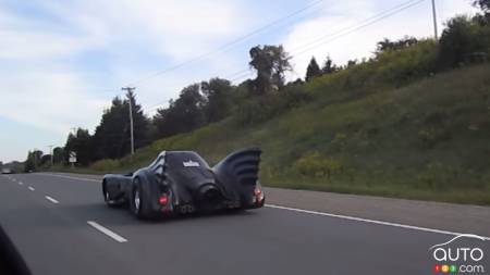 La Batmobile est tombée en panne sur l’autoroute 401 près de Napanee