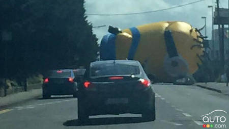 Un Minion gonflable de 10 mètres s’effondre sur une rue passante de Dublin