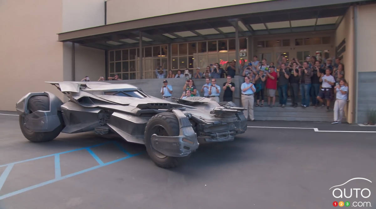 La nouvelle Batmobile fait son entrée aux studios Warner Bros.