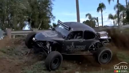 Un chauffard à bord d’une Volkswagen Beetle hautement modifiée à San Diego