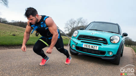 Il « court » un marathon en tirant une MINI Countryman sur 42 kilomètres!