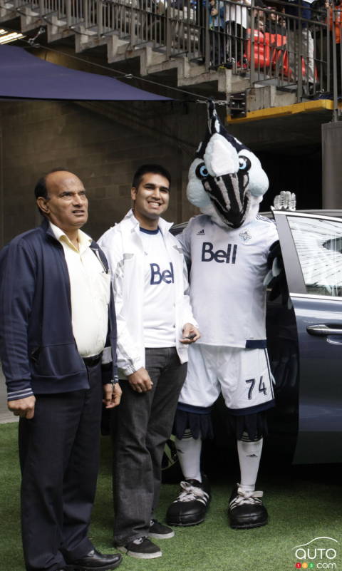 Toronto and Vancouver Soccer Players Deliver Two 2017 Kia Sportage SUVs