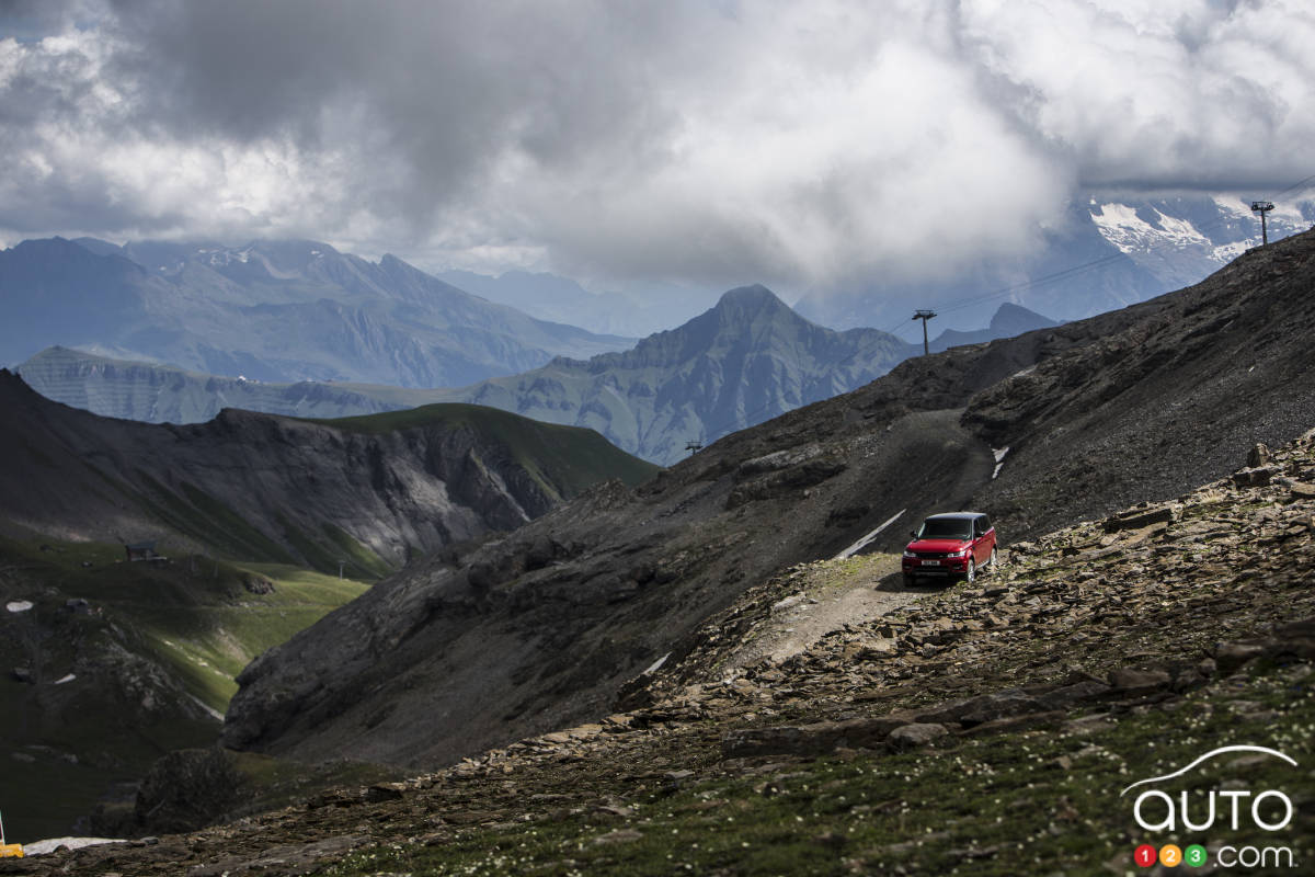 Un Range Rover Sport dévale la piste de l’Inferno Downhill Challenge!
