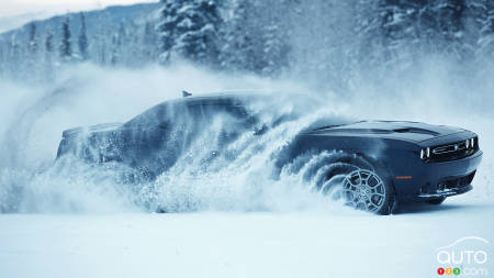 La nouvelle Dodge Challenger GT à traction intégrale s’amuse dans la neige (vidéo)
