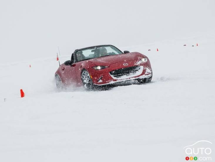 La Mazda MX-5 s'amuse dans la neige à la Mazda Ice Academy