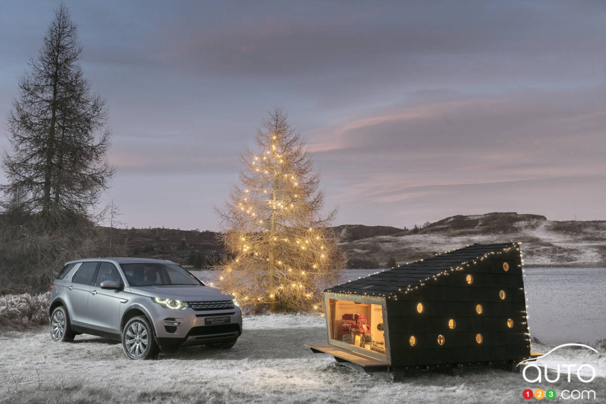 Land Rover builds a small Christmas cabin ideal for Santa Claus (video)