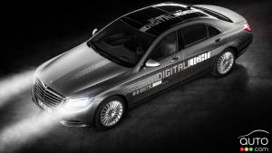 Mercedes-Benz puts on a different kind of light show before Christmas (video)