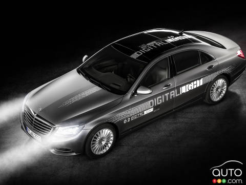 Mercedes-Benz puts on a different kind of light show before Christmas (video)