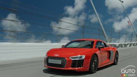 Super Bowl 50 : dans l’espace avec David Bowie et la Audi R8 2017!