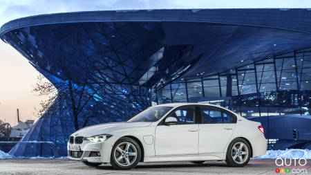 La BMW 330e iPerformance hybride enfichable dévoilée