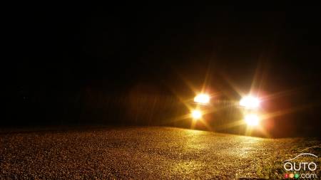 Presque tous les véhicules ont des phares inadéquats, selon l’IIHS
