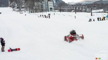 Il roule en Ferrari F40 sur les pentes de ski!