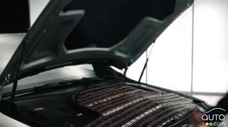 Une fausse Mercedes fonctionnant uniquement aux piles AA!