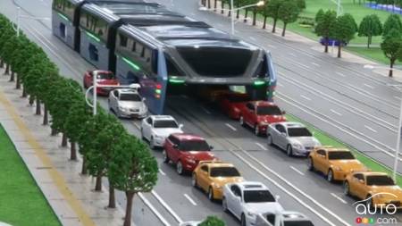 Un autobus électrique qui passe « par-dessus » les véhicules en Chine