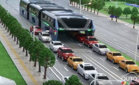 Un autobus électrique qui passe « par-dessus » les véhicules en Chine