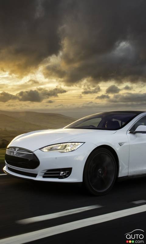 Tesla Model S crosses flooded tunnel like it’s no big deal