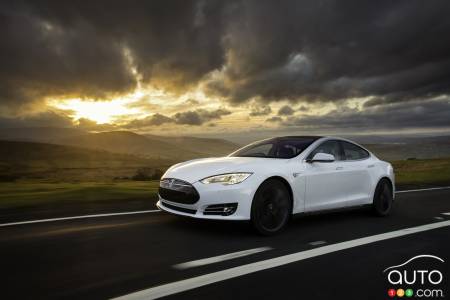 Tesla Model S crosses flooded tunnel like it’s no big deal
