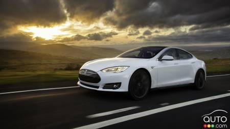 Il traverse un tunnel inondé avec sa Tesla Model S
