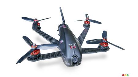 Voici le drone Nissan GT-R contre la Nissan GT-R!