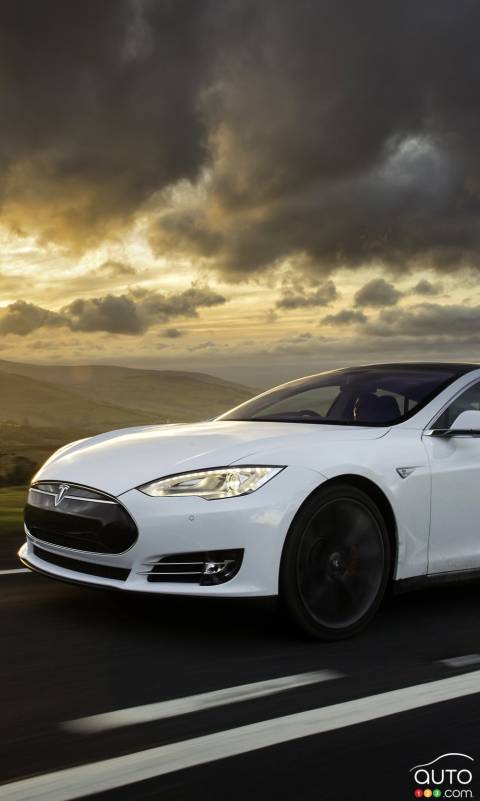 Tesla Model S on Autopilot kills driver