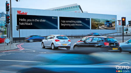 Un panneau publicitaire de Renault qui s’adresse à vous au Royaume-Uni!