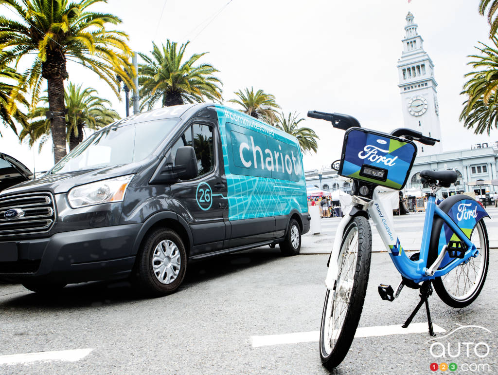 Le Ford GoBike et une navette Ford Transit