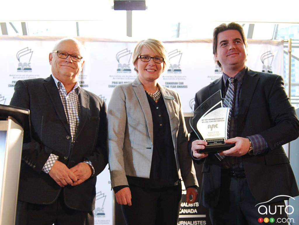 Sandra Lemaitre, directrice des relations publiques de Mazda Canada, recevant le prix de la Meilleure nouvelle technologie – Innovation 2017 de l'Association des journalistes automobiles du Canada.