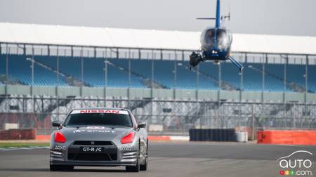 Une Nissan GT-R téléguidée atteint 200 km/h à Silverstone; à voir!