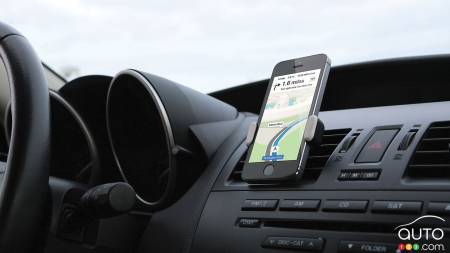 Christmas Gift Ideas: Smartphone Holders for the Car
