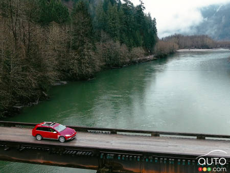Volkswagen Golf Alltrack is ideal for outdoor sports and adventures (video)